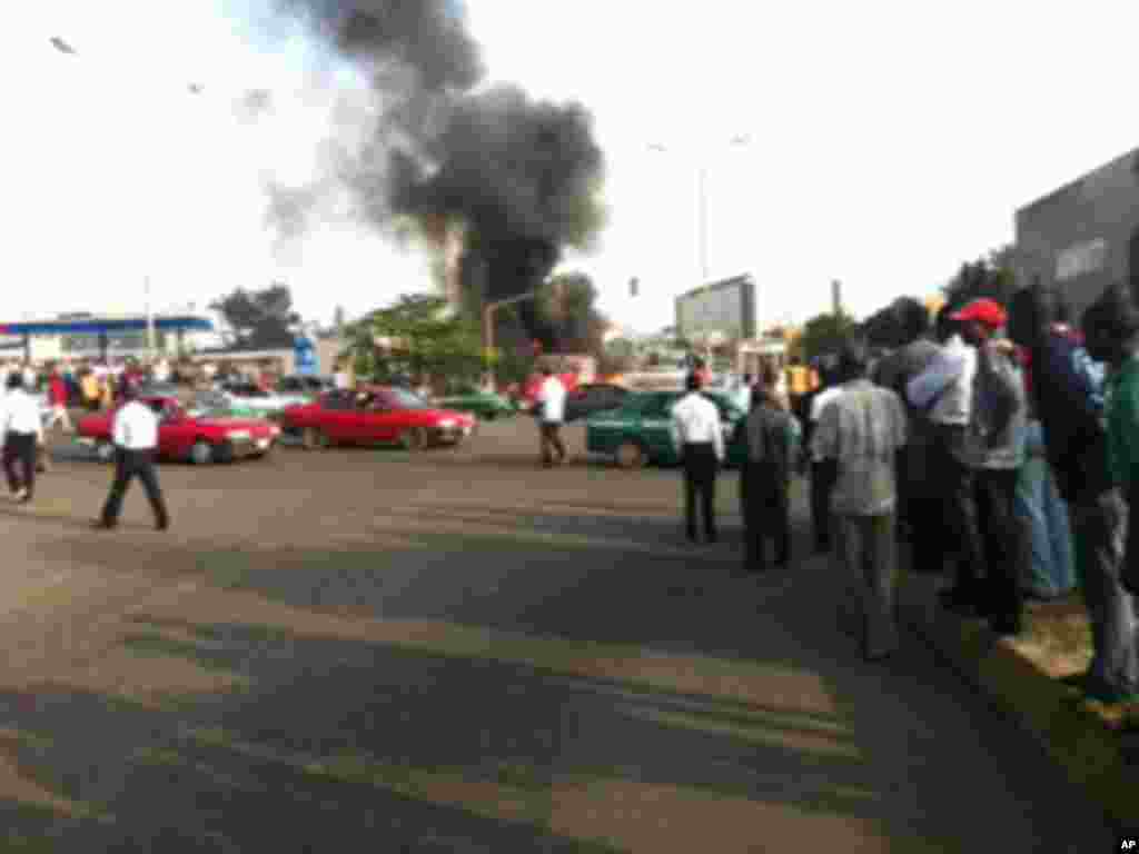 Hotunan hadarin motar dakon mai a unuguwar Wuse 2 kan titin Aminu Kano Crescent a Abuja, 16 Nuwamba 2011.