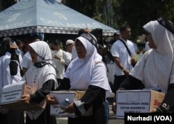 Remaja perempuan mengumpulkan dana bantuan untuk Rohingya dalam aksi damai di Magelang, Jawa Tengah (Foto: VOA/Nurhadi)