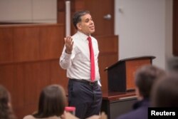 El juez Amul Thapar habla a estudiantes de derecho en la Facultad de Leyes Vanderbilt en Nashville, Tennessee, EE.UU., 10 de enero de 2017. Fotografía tomada el 10 de enero de 2017.