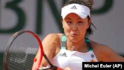 រូប​ឯកសារ៖​ អ្នក​ស្រី Peng Shuai ជើងឯក​វាយ​កូនបាល់​ឬ​​តឺនីស​របស់​ចិន​ ក្នុង​​ការ​ប្រកួត​នៅ​ប្រទេស​បារាំង​នៅ​ឆ្នាំ​២០១៧។