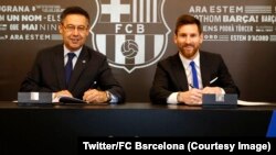 L'attaquant argentin Lionel Messi, à droite, lors du renouvellement de son contrat avec le FC Barcelone, Barcelone, Espagne, 25 novembre 2017. (Twitter/FC Barcelona)