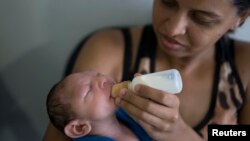 Số trường hợp trẻ sơ sinh bị đầu teo nhỏ hoặc não kém phát triển trùng lắp với đà gia tăng nhiễm virus Zika ở Brazil. 