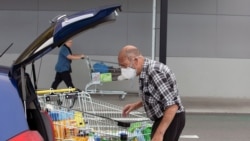 Stanovnik Krajstčerča na Novom Zelandu nosi zaštitnu masku pri odlasku u prodavnicu.