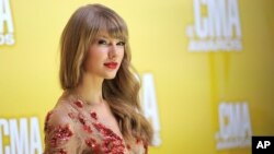 Taylor Swift arrives at the 46th Annual Country Music Awards in Nashville, Nov. 1, 2012.