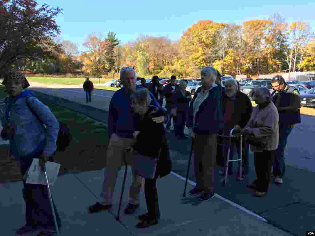 Assembleia de voto em Brockton, Massachusetts no dia de eleições nos Estados Unidos