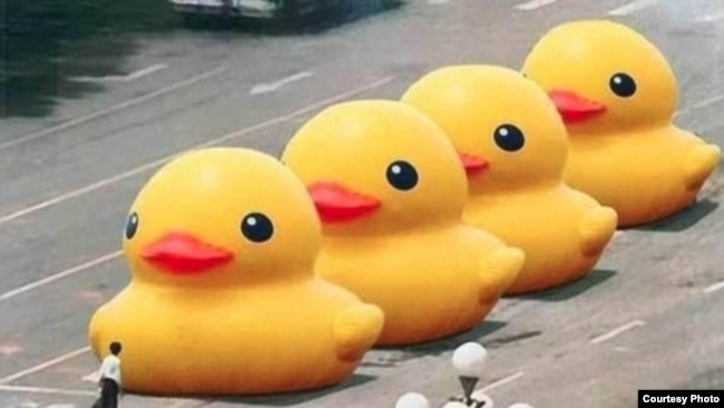 2013年,有网友用修图软件将六四著名照片“坦克人”中的坦克变成了大黄鸭——荷兰艺术家弗洛伦泰因·霍夫曼(Florentijn Hofman)创造的巨型橡皮鸭艺术品,图片在微博上传播几小时后被封禁。