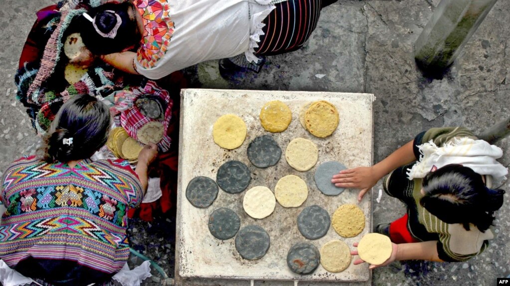 Imagen de elaboradoras de tortillas en Guatemala.