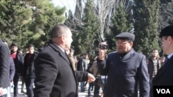 Baku State University security official confronts VOA Azerbaijan service freelancer Tapdig Farhadoglu as he attempts to cover student protest, Baku, Feb. 20, 2014.