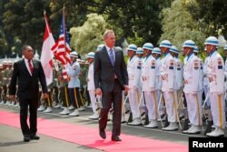 Pejabat Menhan AS Patrick Shanahan (kanan) berjalan bersama Menhan RI Ryamizard Ryacudu dalam upacara penyambutan kehormatan di Jakarta, Kamis (30/5).