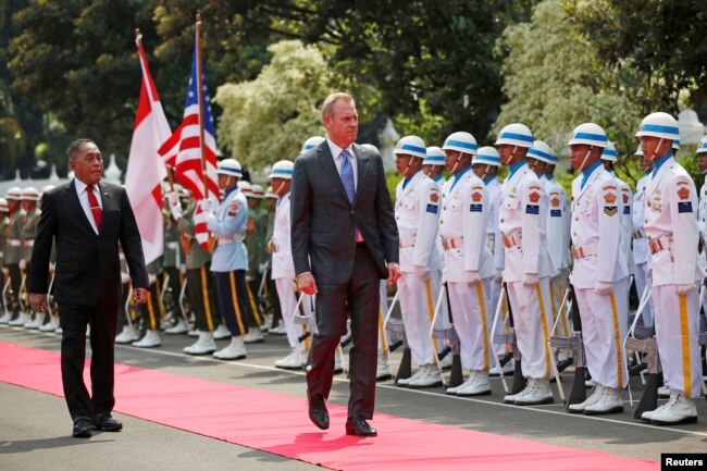 Pejabat Menhan AS Patrick Shanahan (kanan) berjalan bersama Menhan RI Ryamizard Ryacudu dalam upacara penyambutan kehormatan di Jakarta, Kamis (30/5).