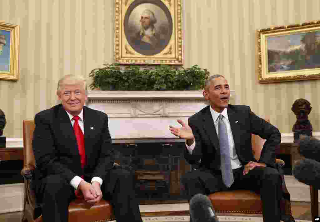 바락 오바마(오른쪽) 미 대통령과 도널드 트럼프 대통령 당선자가 백악관 대통령 집무실에서 환담하고 있다. &nbsp;