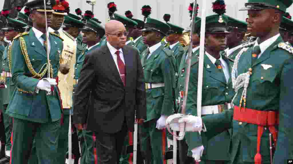 Le président de l&#39;Afrique du Sud, Jacob Zuma, passe la garde d&#39;honneur en revue lors de sa visite officielle au Nigeria avant d&#39;être reçu par son homologue nigérian Muhammadu Buhari au Palais présidentiel à Abuja, le 8 mars 2016.