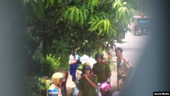 Chính quyền lập chốt chặn các ngỏ vào Quang Minh Tự, từ ngày 10/6/2017, Facebook Phật giáo Hòa Hảo Thuần Túy