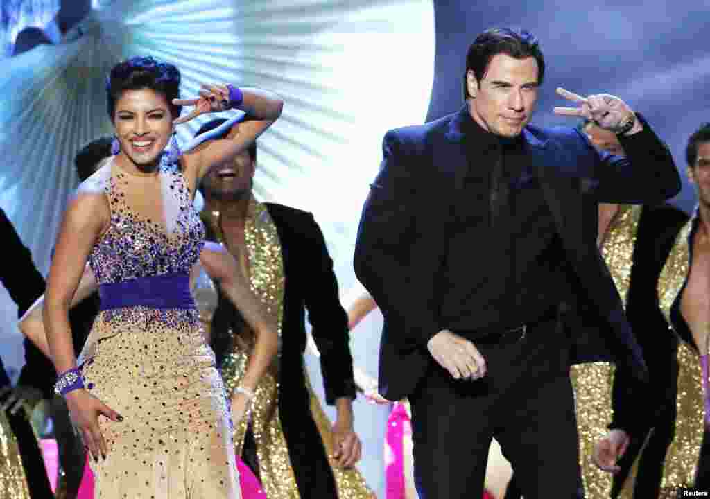 ہالی ووڈ کے معروف اداکار جان ٹریوولٹا بھارت کی مشہور اداکارہ پرینکا چوپڑا کے ساتھ رقص کر رہے ہیں۔ &nbsp;