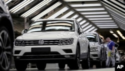 Mobil-mobil produksi Volkswagen menjalani kontrol kualitas tahap akhir di pabrik VW di Wolfsburg, Jerman (foto: ilustrasi).