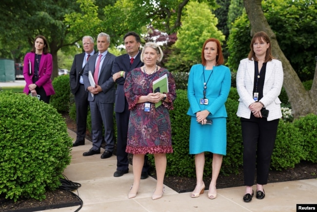 White House Press Secretary Jen Psaki, Communications Director Katherine Bedingfield and other staff members stand without protective face masks at the Rose Garden of the White House in Washington, U.S., May 13, 2021. (REUTERS/Kevin Lamarque)