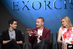 Alfonso Herrera, izquierda, Ben Daniels y Geena Davis son los actores principales de la serie.