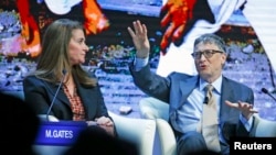 Bil Gejts uz suprugu Melindu Gejts na sednici Svetskog foruma u Davosu, posvećenoj održivom razvoju, 23. januara 2015.