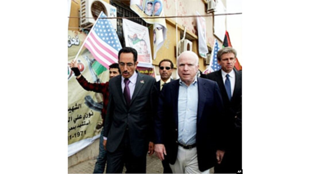 Senador Republicano, John McCain hoje na cidade de Benghazi na Líbia