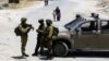 پلیس فلسطینی پس از کمک به سربازان اسرائیلی برای پنچرگیری تعلیق شد