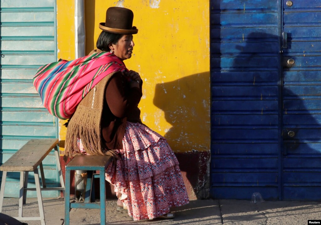 볼리비아 라파스 외곽 엘 알토에서 '아이마라'족 여성이 의자에 앉아 쉬고 있다. 