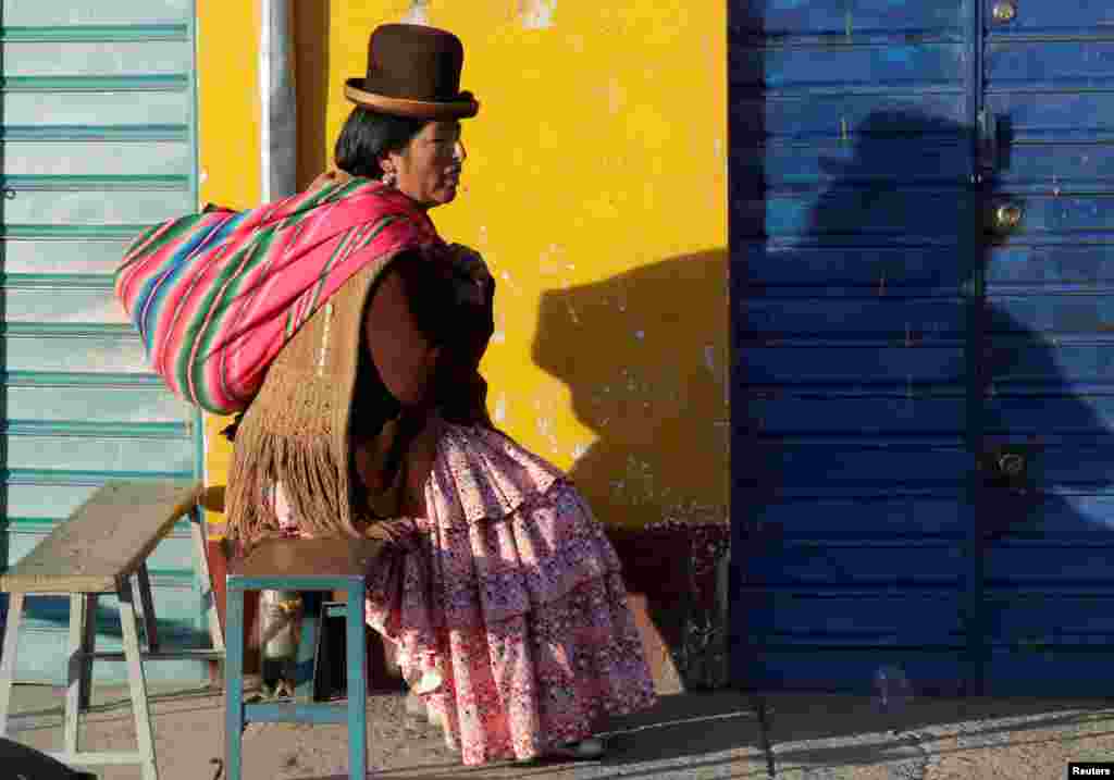 Seorang perempuan suku Aymara beristirahat di El pinggiran La Paz, Bolivia.