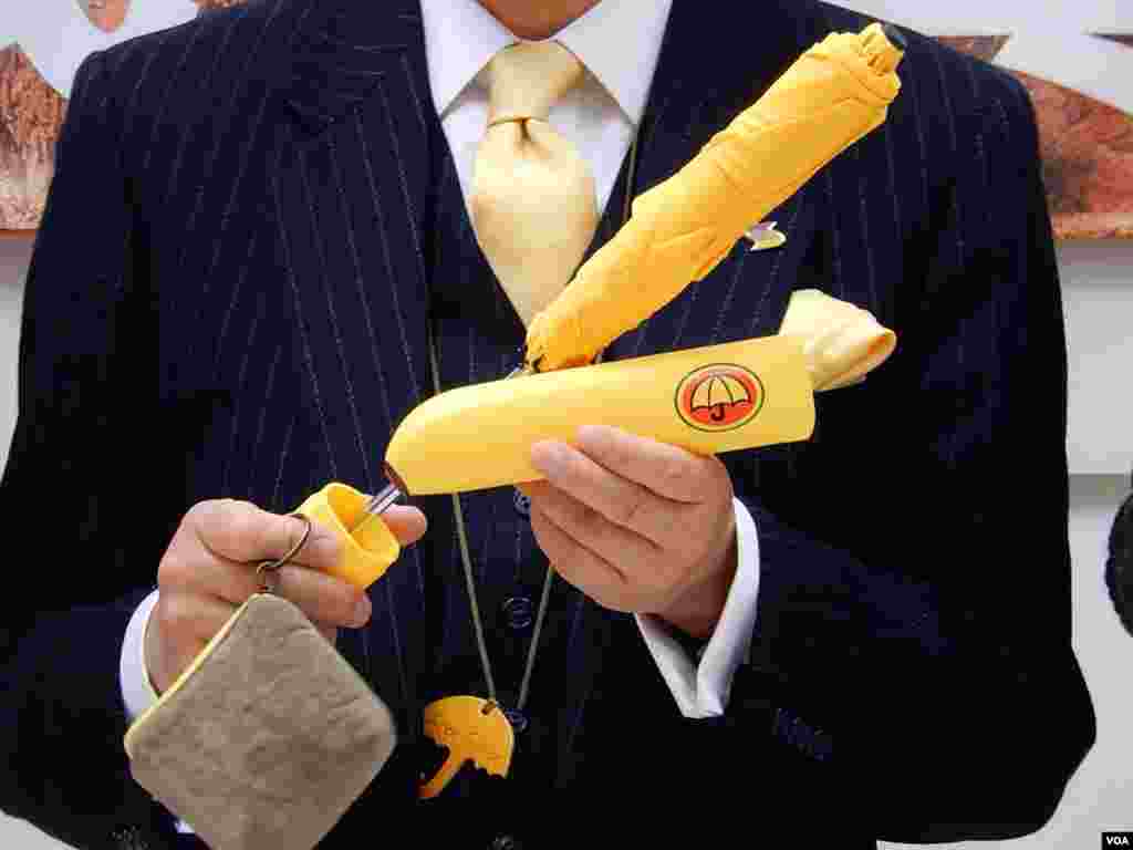 公民黨設計的香蕉形雨傘縮骨遮，將抗爭日常化