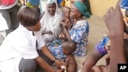 尼日利亞醫生為獲救的婦女和嬰孩檢查身體。