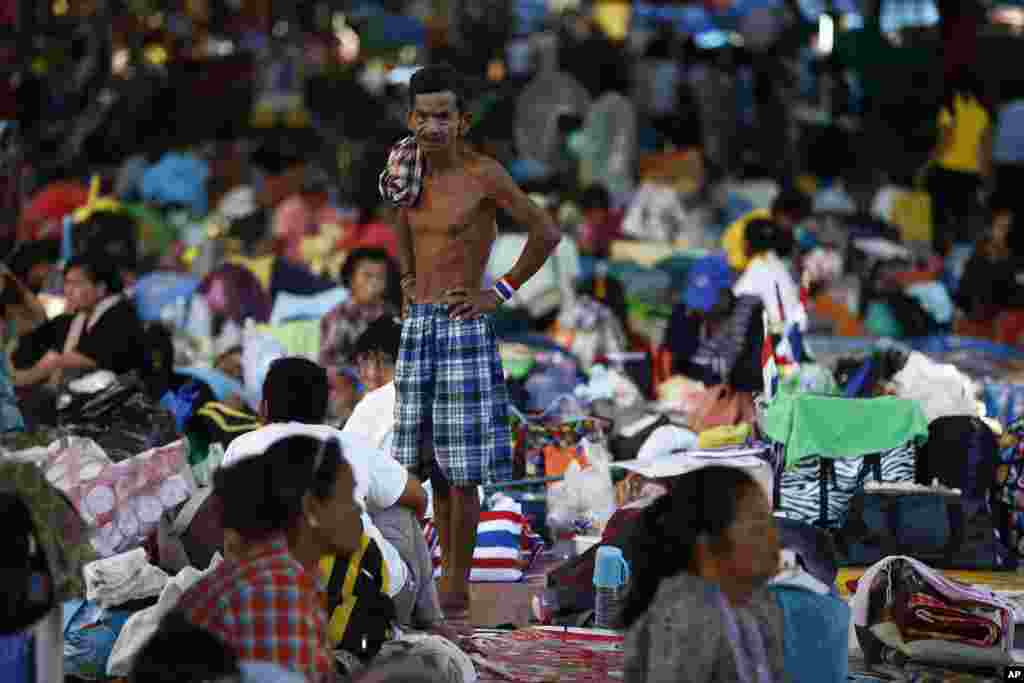 Anti-government protesters prepare to start their day near Democracy Monument in Bangkok, Thailand, Thursday, May 15, 2014. Explosions and an overnight shooting attack on opposition demonstrators in Thailand's capital killed at least two people Thursday, 