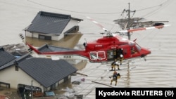 Operação de salvamento em zona inundada
Kyodo/via REUTERS 