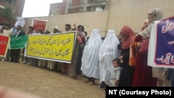 چین میں قید پاکستانی قیدیوں کے تبادلے کے لیے پشاور میں مظاہرہ