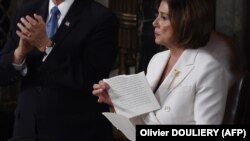 Nancy Pelosi déchire le discours de Donald Trump le 4 février 2020 à Washington. (Olivier DOULIERY / AFP)