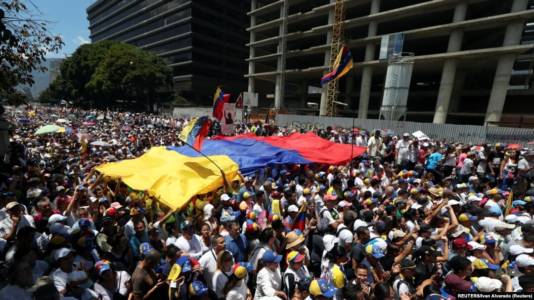 “Nema vode, nema struje – ostalo je još da ode Maduro”, jedna je od pesama učesnika protesta.
