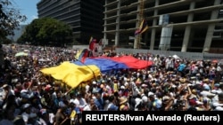 “Nema vode, nema struje – ostalo je još da ode Maduro”, jedna je od pesama učesnika protesta.