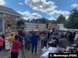 Volunteers bring donated goods to be transported to Chimanimani and other affected areas by Cyclone Idai, March 19, 2019.