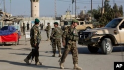 نیرو های افغان در جلو راه ورودی به پایگاه نظامی ناتو در بگرام