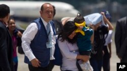 Los migrantes fueron recibidos por autoridades del gobierno de Guatemala.