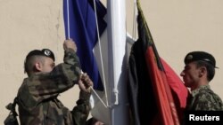 افغان صوبے کاپیسا کے فوجی مرکز سے فرانس کا پرچم اتار کر افغانستان کا جھنڈا لہرایا جارہاہے 