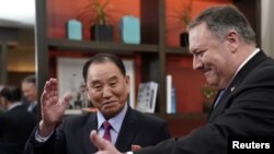 Le secrétaire d'Etat américain Mike Pompeo eaux côtés de Kim Yong Chol, vice-président du Parti des travailleurs de Corée du Nord, principal négociateur en matière de diplomatie nucléaire avec les États-Unis, le 18 janvier 2019. REUTERS / Joshua Roberts