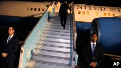 Menteri Luar Negeri AS Rex Tillerson menaiki pesawat untuk terbang dalam lawatan lima hari kelima negara Afrika, dari Abuja, Nigeria, 12 Maret 2018. 