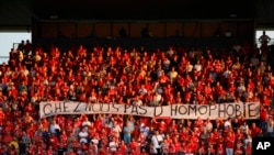 （資料照）2019年7月31日，法國尼姆斯一體育場。尼姆斯球迷拉出橫幅，上面寫著“我們這裡不要恐同”。