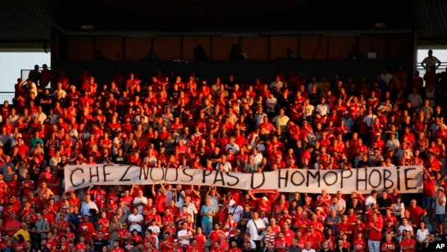 （资料照）2019年7月31日，法国尼姆斯一体育场。尼姆斯球迷拉出横幅，上面写着“我们这里不要恐同”。