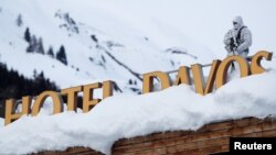 Un policía suizo vigila el área del Hotel del Congreso de Davos, Suiza, antes del Foro Económico Mundial. Enero 21 de 2019.