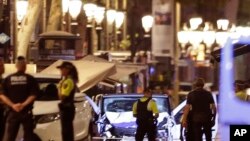 Policías hacen guardia junto a la van utilizada para el ataque en Las Ramblas, Barcelona. Las autoridades han decretado 3 días de luto.