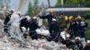 Sudah 90 jenazah ditemukan dari puing-puing gedung apartemen yang ambruk di Surfside, dekat Miami, Florida (foto: dok). 