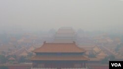 重度雾霾中的北京故宫(美国之音东方拍摄)