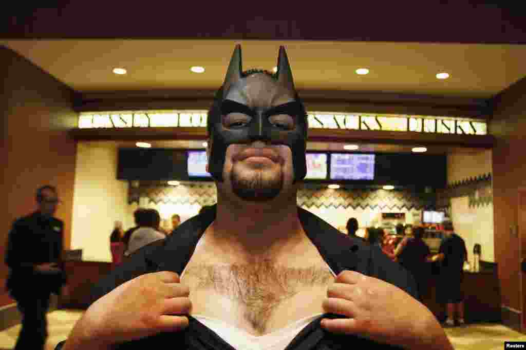 Jesus Alamo muestra el logo de Batman que se afeit&oacute; en su pecho, mientras espera el estreno de El caballero de la noche asciende.