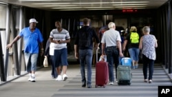 旅客们走在西雅图塔科马国际机场的行人通道上