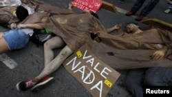 Protesta ambientalista frente a la minera brasileña Vale SA en Río de Janeiro en 2015. El colapso de dos represas de la minera dejó a un millón de personas sin agua potable y saturó las vías acuáticas con un sedimento denso anaranjado. 9 personas murieron, 19 desaparecieron y 500 fueron desplazadas.