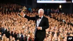 第69届艾美奖颁奖典礼在洛杉矶微软剧院举行。约翰·利特高(John Lithgow)凭借在剧集《王冠》(The Crown)中扮演的温斯顿·丘吉尔角色而获得最佳男配角奖。（2017年9月17日）